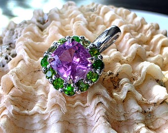 Pingente de safira e granada demantoide, pingente halo em ouro branco 14 quilates com detalhes em rosa e verde.