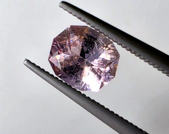 Morganita oval de corte sofisticado, 1,30 quilates, 8 x 7 mm, extraída da terra e não tratada.