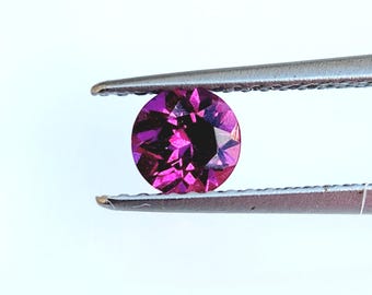 5 mm ronde paarse granaat uit Mozambique: 0,70 karaat