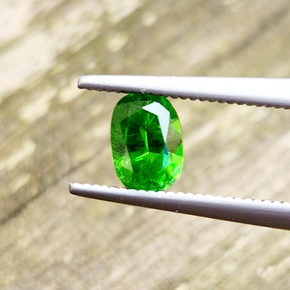 Pierre Précieuse Non Sertie De 0,58 Carat, Grenat Démantoïde Vert Lustré De Russie Pierre Précieuse Non Sertie De 0,58 Carat, Grenat Démantoïde Vert Lustré De Russie