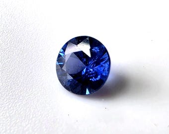 Safira redonda azul-arroxeada do Sri Lanka: 0,46 quilates, 4,6 mm, gema natural extraída da terra.