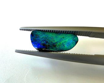 Opala Boulder Australiana: Gema Meia-Lua de 2,98 ct em Formato Livre, 13 mm