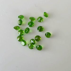 Kromdiopsid från Ryssland, 2,25 mm runda flaskgröna ädelstenar
