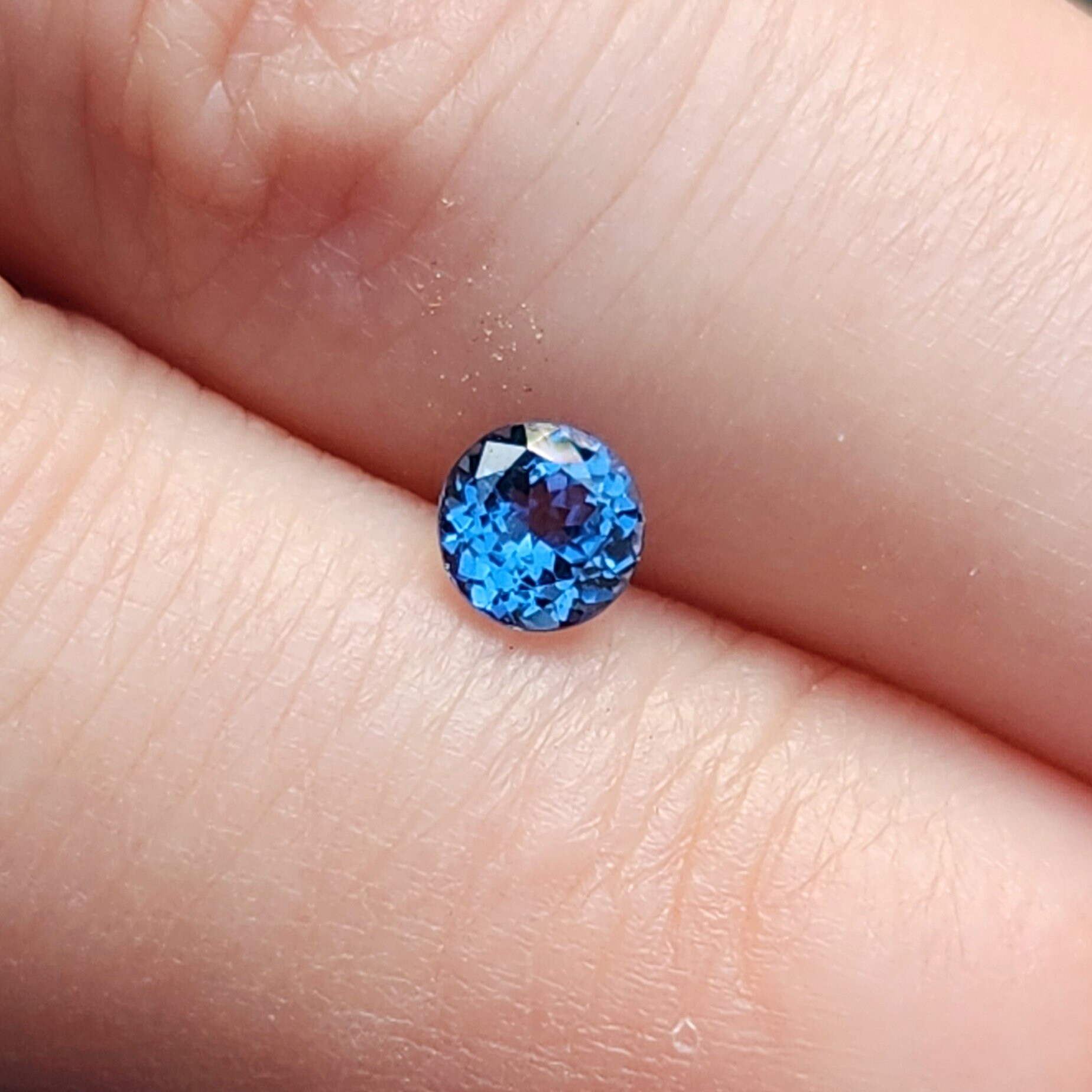 コバルトブルースピネル：ベトナム、リュックイエン産 0.44カラットの