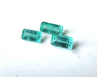 Conjunto de três gemas Baguette Esmeralda, provenientes de Chivor, Colômbia, naturais e extraídas da terra.