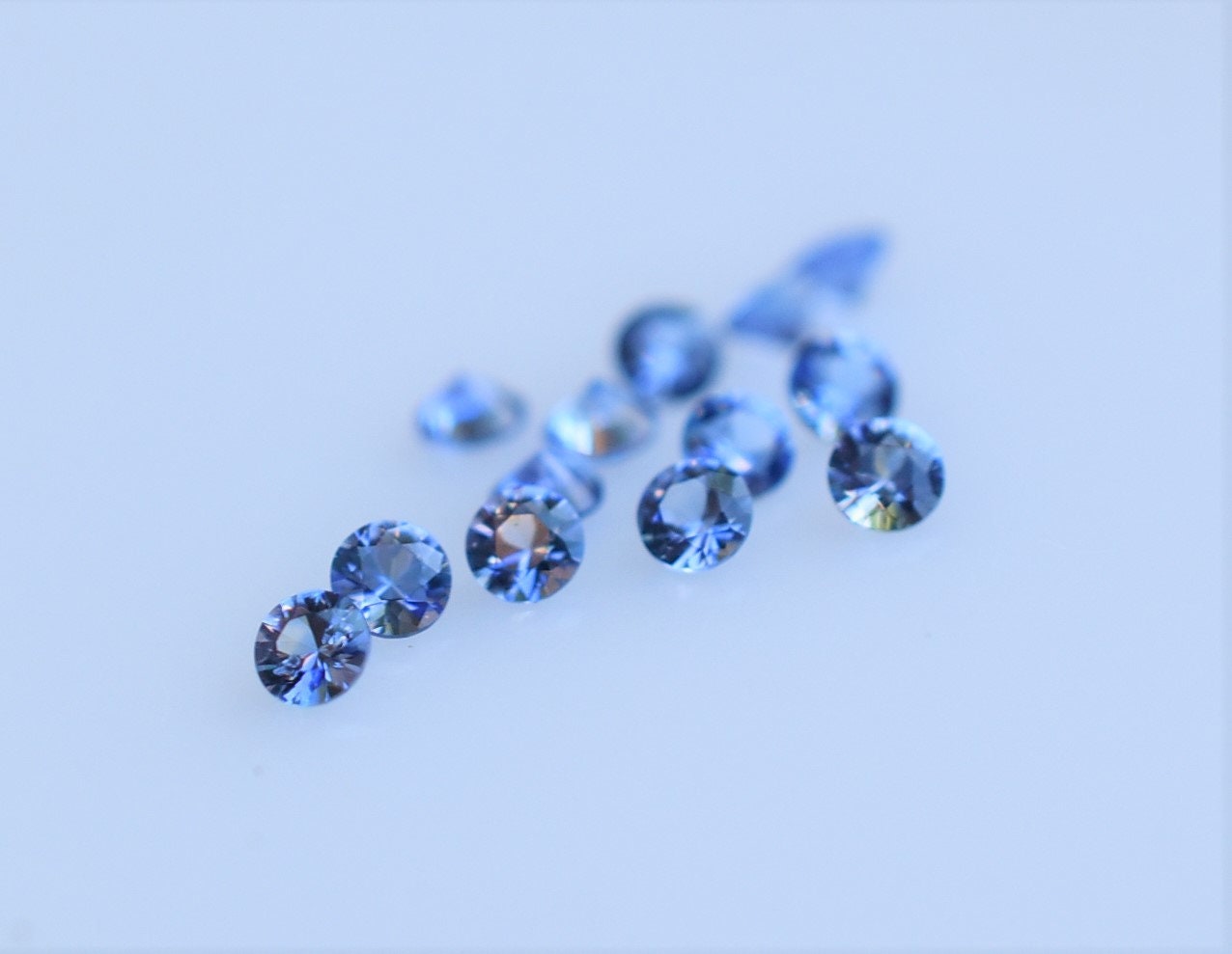 ベニトアイトメレー 2 mm ラウンド、エタニティバンド用 ベニトアイトメレー 2 mm ラウンド、エタニティバンド用
