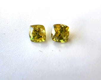 Par de esfenas amarelas de Madagascar em formato de almofada, 5,5 mm, lapidação portuguesa, gema tricroica não tratada, 1,81 ct no total.
