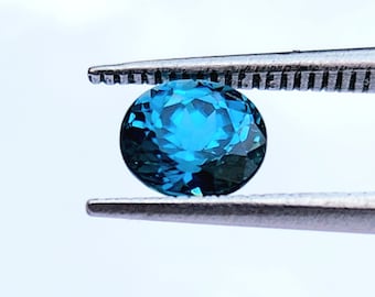 Circón azul ovalado: 1,69 ct de corte portugués de Camboya