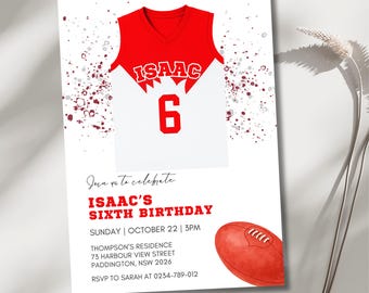 Puede incluir: Una tarjeta de invitación blanca con un diseño de camiseta de fútbol americano roja y blanca. La camiseta tiene el nombre "ISAAC" y el número "6". La tarjeta también incluye texto que anuncia una celebración de sexto cumpleaños, una ilustración de fútbol y detalles del evento.