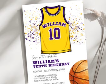 Op de afbeelding: Een verjaardagsuitnodiging met basketbalthema. Het heeft een geel shirt met paarse accenten, de naam "WILLIAM" en het nummer "10". De uitnodiging bevat de tekst "WILLIAM'S TENTH BIRTHDAY" en een aquarel illustratie van een basketbal.
