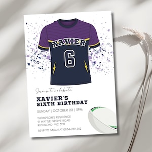 Può includere: Un invito di compleanno con un design di maglia da rugby blu navy e viola, che mostra il nome "XAVIER" e il numero "6". Il testo dell'invito recita "XAVIER'S SIXTH BIRTHDAY" con i dettagli RSVP. È inclusa anche una grafica di palla da rugby.