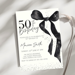 Puede incluir: Una invitación de cumpleaños número 50 de color crema con una ilustración de lazo negro y detalles de purpurina plateada. La invitación incluye el texto "50th Birthday" y detalles del evento, como la fecha, hora y lugar.