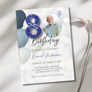 Pode incluir: Convite para o 80º aniversário. O design apresenta uma foto de um homem, um grande número 8 azul brilhante e balões em tons de azul e branco. O texto inclui o nome David Anderson, data, hora e local.