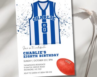 Könnte beinhalten: Eine weiße Einladungskarte mit einem blau-weiß gestreiften Trikot-Design, dem Namen "CHARLIE" und der Nummer "8". Der Text "CHARLIE'S EIGHTH BIRTHDAY" wird zusammen mit Veranstaltungsdetails und einer roten Football-Illustration angezeigt.