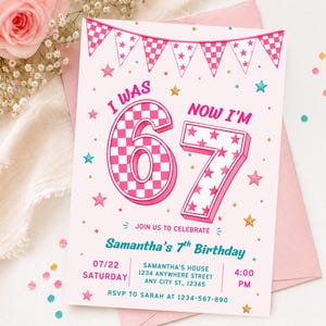 Peut inclure: Une carte d'invitation d'anniversaire avec une guirlande à carreaux et étoiles roses en haut. Le texte indique I WAS 6 NOW I'M 7, JOIN US TO CELEBRATE, Samantha's 7th Birthday, 07/22 SATURDAY, 4:00 PM, ainsi que l'adresse et les informations RSVP.