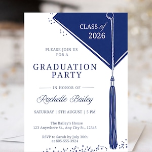Puede incluir: Una invitación blanca para una fiesta de graduación con detalles en azul marino. El diseño presenta un gráfico de birrete y el texto "Clase de 2026" y "Fiesta de Graduación". La invitación incluye detalles para la graduación de Rachelle Bailey.