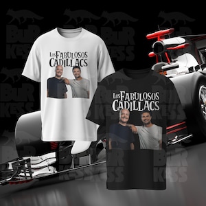 Könnte beinhalten: Zwei T-Shirts, eines weiß und eines schwarz, mit dem Text "LOS FABULOSOS CADILLACS" über einem Foto von zwei Männern. Die Shirts sind vor einem schwarzen Hintergrund mit einem Rennwagen platziert.