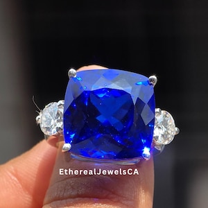 24.5TCW Luxury Royal Blue Sapphire Gemstone Ring, Side Stone Round Cut, Iconic Basket Setting Wedding Ring, Chunky Three Stone Ring For Her