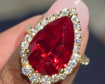 Anello di fidanzamento con rubino stile vintage taglio a pera da 12,70 carati, elegante regalo di nozze con alone di diamanti per la fidanzata, set mezza eternità pavé e set cattedrale.