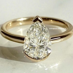 Bague de fiançailles en moissanite taille poire sertie demi-clos, bague solitaire empilable en or jaune 14 carats, cadeau d'anniversaire en forme de larme incolore