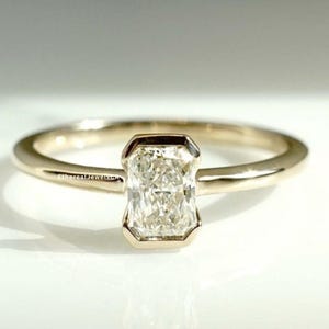 Bague de fiançailles solitaire en moissanite 1 carat coupe rayonnante en or massif 14 carats avec une pierre unique anniversaire bague cadeau minimaliste pour elle