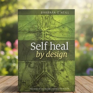 Op de afbeelding: Een boek getiteld "Self heal by design" van Barbara O'Neill. De cover is groen met anatomische illustraties en de titel in het wit. De ondertitel luidt "THE ROLE OF MICRO-ORGANISMS FOR HEALTH". Het boek ligt op een houten oppervlak.