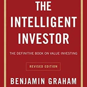 Op de afbeelding: Boekomslag van "The Intelligent Investor" door Benjamin Graham. De achtergrond is rood met witte tekst. De titel staat prominent, met een citaat van Warren Buffett. Het is een herziene editie over value investing.
