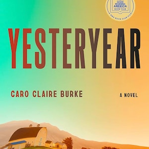 以下が含まれることがあります： Caro Claire Burke著の書籍『YESTERYEAR』の表紙。背景はターコイズからオレンジへのグラデーションで、白い納屋と黄金色の畑が広がる田園風景が描かれています。右上には「Good Morning America Book Club」の円形バッジがあります。
