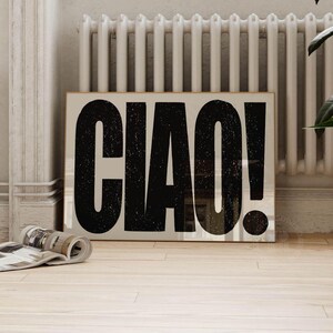Beige Ciao typografi digitaltryck, modern minimalistisk handritad väggkonst, djärv entrédekor, retro italiensk hälsningsaffisch