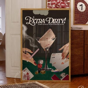 Pode incluir: Um poster emoldurado com o texto "Extra Dirty!" e um copo de martini com cartas de jogar. A imagem inclui um cigarro, dados e outras cartas de jogar. Dois outros posters emoldurados são visíveis no fundo.