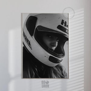 Póster en blanco y negro de chica en motocicleta vintage, regalo para fanática de los deportes de motor de F1, decoración de habitación de chica genial, arte de pared inspirado en la portada de la revista Vogue n.° 25