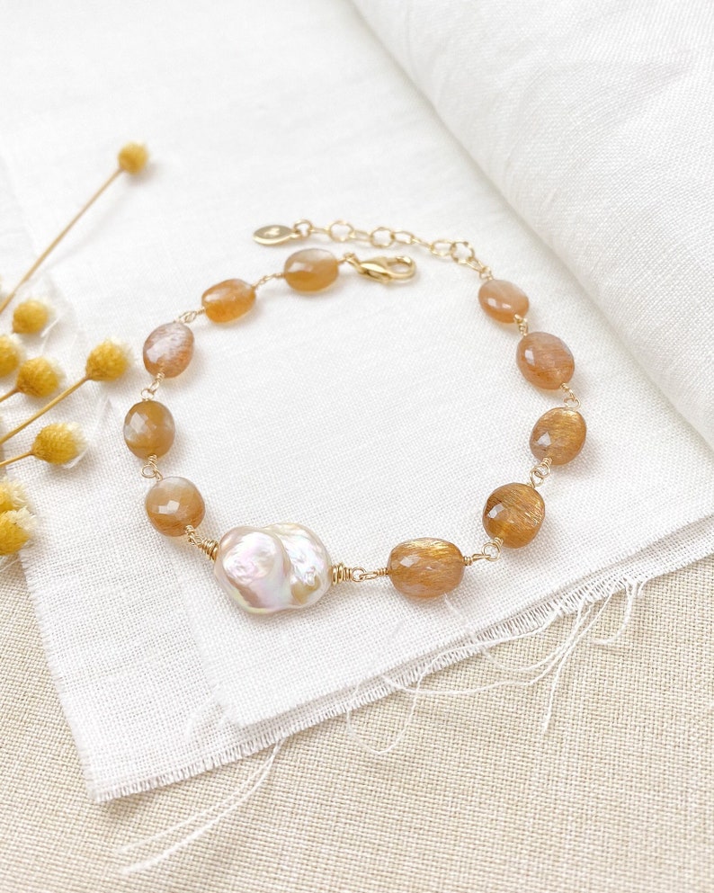 Pulsera con cuentas de perlas barrocas y piedra lunar dorada en oro 7,5 pulgadas extensor Joyería de otoño imagen 1