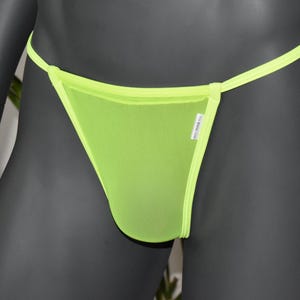 Pode incluir: Roupa interior de malha verde limão com alças finas.