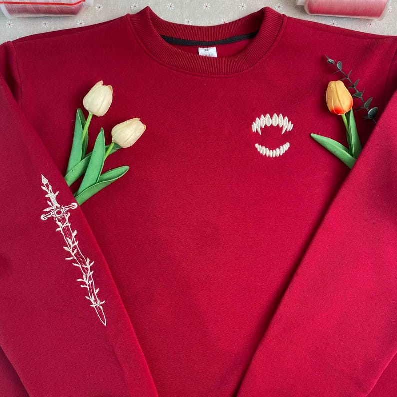 Besticktes Astarion Sweatshirt, Baldur’s Gate 3 Hoodie, Vampir Elfe Shirt, Dark Fantasy Gamer Geschenk, BG3 Romanze Merch, Kuscheliger Rundhalsausschnitt Bild 6