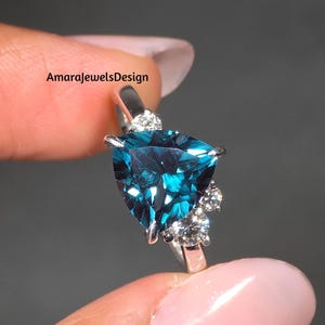 Trillion Cut 4Ct Indicolite Tourmaline Gemstone Ring, Unique Multi-Stone Statement Ring, Asymmetrical Cluster Bridal Trillion Cut Ring.