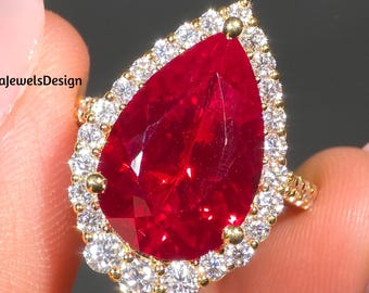 Anello in stile vintage con elegante pietra portafortuna in rubino rosso taglio a pera da 12,70 carati, anello nuziale con montatura a cattedrale e alone graduato, mezza eternità incastonata con pavé.
