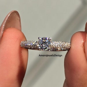 Rond geslepen laboratoriumdiamanten verlovingsring, 4-tanden verborgen halo solitaire beloftering, half effenen trouwring trouwring voor haar.