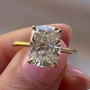 Bague solitaire coussin allongée, bague de fiançailles allongée incolore 3 carats en moissanite coupe coussin, alliances coussin en or jaune 14 carats.