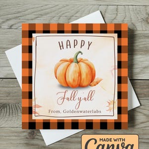 Może przedstawiać: Kwadratowa kartka z życzeniami z akwarelową ilustracją dyni. Karta zawiera tekst "HAPPY Fall y'all" i jest obramowana czarno-pomarańczowym wzorem w kratę. Karta zawiera również tekst "From, Goldenwaterlabs" i "MADE WITH Canva".
