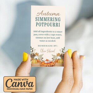 Może przedstawiać: Prostokątna karta z tekstem "Autumn Simmering Potpourri" i instrukcjami. Karta zawiera akwarelową ilustrację dyni i ciasta. Na dole karty widnieje napis "Made with Canva".