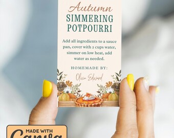 Może przedstawiać: Prostokątna karta z tekstem "Autumn Simmering Potpourri" i instrukcjami. Karta zawiera akwarelową ilustrację dyni i ciasta. Na dole karty widnieje napis "Made with Canva".