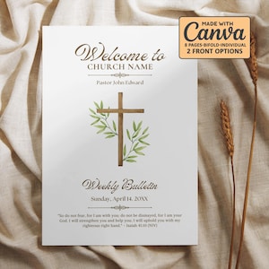 以下が含まれることがあります： 「Welcome to CHURCH NAME」と「Weekly Bulletin」の文字が入った白い教会掲示板。緑の葉と「Pastor John Edward」の文字が入った木の十字架が特徴です。この掲示板はCanvaで作られており、8ページ、2つ折り、個別の2つのフロントオプションがあります。