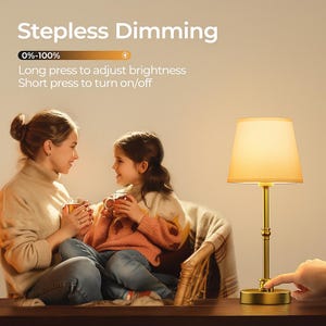 K&ouml;nnte beinhalten: Eine goldfarbene Tischlampe mit beigem Lampenschirm. Die Lampe steht auf einer Holzoberfl&auml;che. Der Text auf dem Bild lautet "Stepless Dimming" und "0%-100%" mit Anweisungen zum Einstellen der Helligkeit und zum Ein-/Ausschalten.