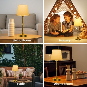 K&ouml;nnte beinhalten: Eine goldfarbene Tischlampe mit beigem Lampenschirm wird in vier verschiedenen Umgebungen gezeigt: einem Wohnzimmer, einem Kinderzimmer, einer Terrasse und einem Esszimmer. Die Lampe hat einen schlanken, verzierten Fu&szlig; und ein klassisches Design.