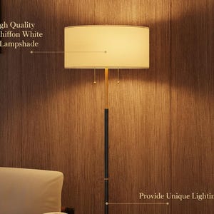 Pu&ograve; includere: Una lampada da terra alta con un paralume rettangolare bianco in chiffon. La lampada ha una struttura in metallo nero e oro ed &egrave; posizionata davanti a una parete rivestita in legno. Il testo sull'immagine dice "High Quality Chiffon White Lampshade" e "Provide Unique Lighting Effects."