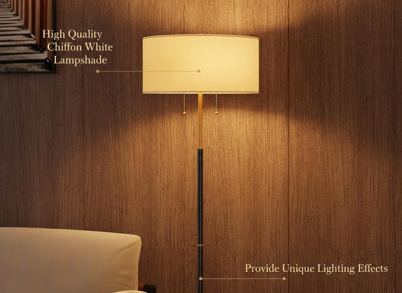Pu&ograve; includere: Una lampada da terra alta con un paralume rettangolare bianco in chiffon. La lampada ha una struttura in metallo nero e oro ed &egrave; posizionata davanti a una parete rivestita in legno. Il testo sull'immagine dice "High Quality Chiffon White Lampshade" e "Provide Unique Lighting Effects."