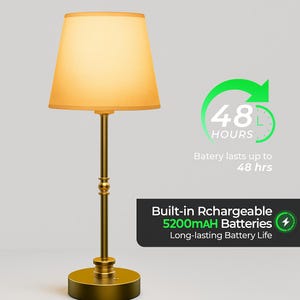 K&ouml;nnte beinhalten: Eine goldfarbene Tischlampe mit beigem Lampenschirm. Die Lampe hat einen zylindrischen Sockel und einen schlanken Stiel. Der Text auf dem Bild besagt, dass der Akku bis zu 48 Stunden h&auml;lt und &uuml;ber eingebaute wiederaufladbare 5200-mAh-Akkus verf&uuml;gt.