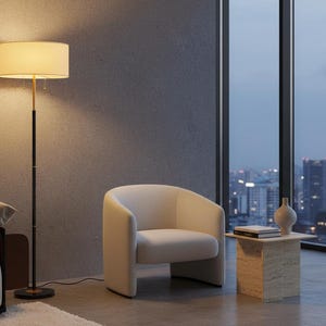 Pu&ograve; includere: Una scena di soggiorno moderno con una poltrona color crema, una lampada da terra con un paralume beige e un tavolino. La stanza ha una grande finestra con vista sulla citt&agrave; e una palette di colori neutri.