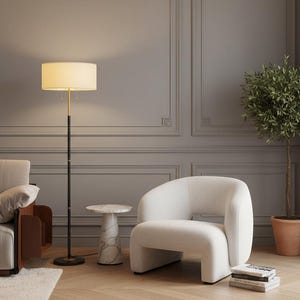 Pu&ograve; includere: Un set di tre tazze in ceramica con finitura opaca e macchiettata. Le tazze sono nei toni del crema, marrone chiaro e marrone scuro. Ogni tazza ha un design semplice e minimalista e un manico arrotondato.