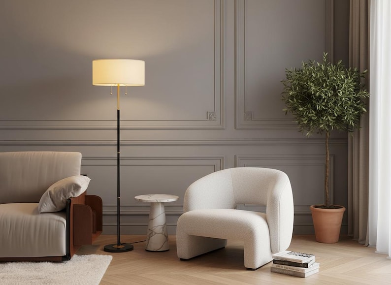 Pu&ograve; includere: Un set di tre tazze in ceramica con finitura opaca e macchiettata. Le tazze sono nei toni del crema, marrone chiaro e marrone scuro. Ogni tazza ha un design semplice e minimalista e un manico arrotondato.